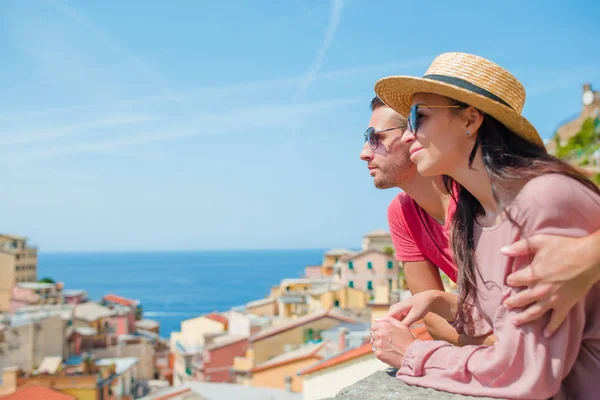 Familia joven con una gran vista en el antiguo pueblo de Riomaggiore, Cinque Terre, Liguria, Italia. Vacaciones italianas europeas . —  Fotos de Stock