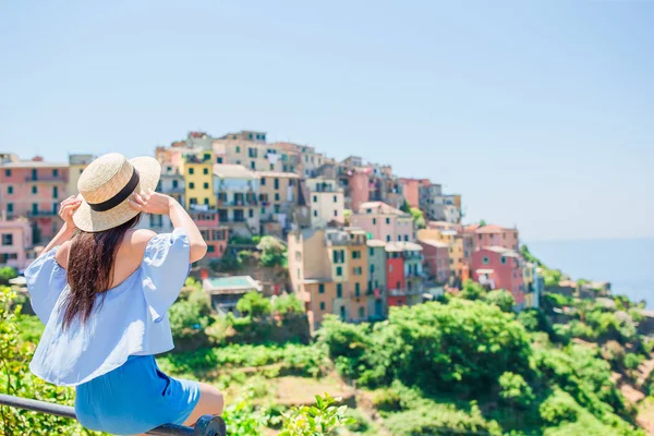 Jonge vrouw toeristische met prachtig uitzicht op de oude dorp in Ligurië, Italië. Europese Italiaanse vakantie. — Stockfoto