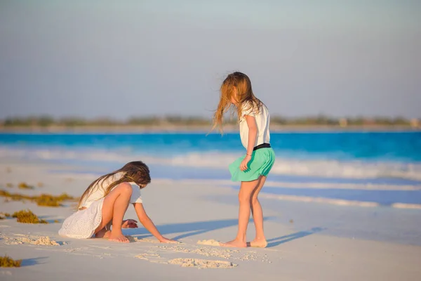 愛らしい小さな子供たちはビーチで一緒に遊ぶ — ストック写真