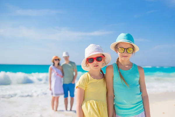 Счастливая семья на пляжном отдыхе — стоковое фото