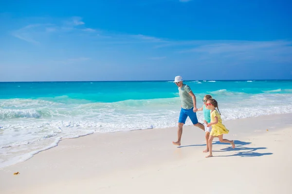 白い熱帯ビーチに家族は楽しいのたくさんをあります。お父さんと子供たちは、海辺の休日をお楽しみください。ビーチ休暇の活動 — ストック写真