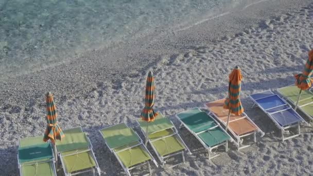 Solstolar och parasoller på vackra Europeiska havsstranden i Monterosso i Italien — Stockvideo
