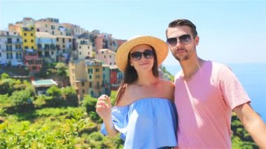 Beş toprakların eski köy manzaralı balayı içinde mutlu çift Cinque Terre Milli Parkı, Liguria, İtalya, Europe
