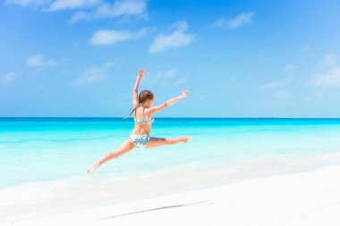 Çok eğlenceli bir atılım yapma kıyıda sahip Plajı'nda aktif küçük kız