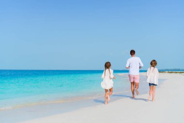 Aile beyaz tropikal plaj üzerinde eğlenceli bir sürü var. Baba ve çocuklar üzerinde sahil keyfini çıkarın. Beach Tatil etkinlik