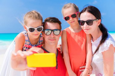 Sahilde selfie portre çekici genç güzel aile