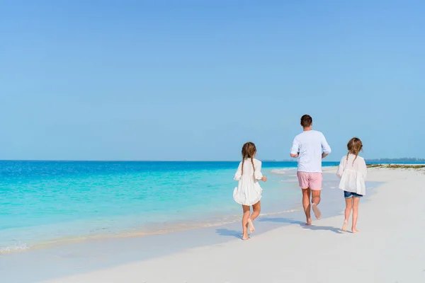 Family on white tropical beach have a lot of fun. Father and kids enjoy holidays on the seashore. Beach vacation activity — Stock Photo, Image