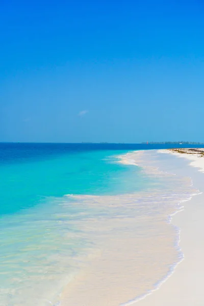 Perfect white sandy beach with turquoise water and blue sky. Amazing picture — Stock Photo, Image