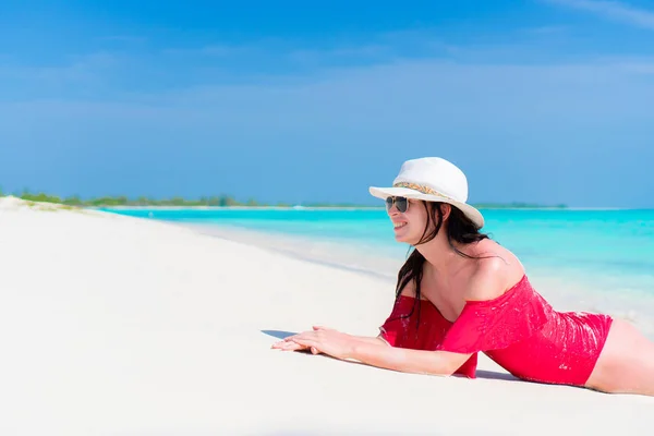 Mooi meisje liggend op het strand in ondiep tropisch water — Stockfoto