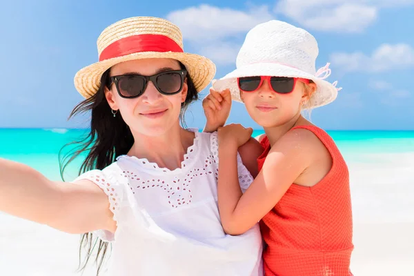 Family of mom and little girl taking selfie at tropical beach — Stock Photo, Image