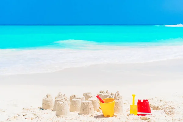 Sandcastle λευκή παραλία με πλαστικά παιδικά παιχνίδια και θάλασσα ιστορικό — Φωτογραφία Αρχείου