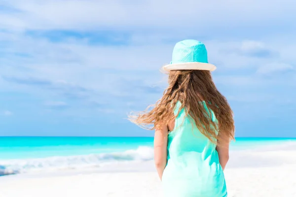 Niña con sombrero en la playa durante las vacaciones caribeñas — Foto de Stock