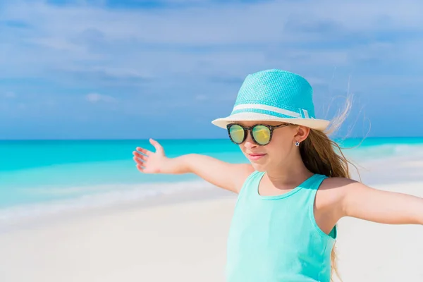 Portret uroczej dziewczynki na plaży podczas wakacji — Zdjęcie stockowe