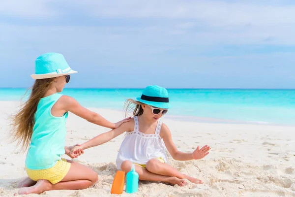 बच्चे समुद्र तट पर एक दूसरे को सूर्य क्रीम लागू करते हैं। पराबैंगनी विकिरण से सुरक्षा की अवधारणा — स्टॉक फ़ोटो, इमेज