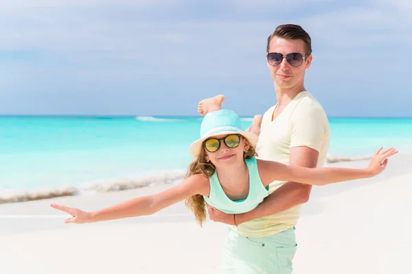 Deux délicieux cocktails mohito froids et des lunettes de soleil blanches sur la plage de sable blanc — Photo