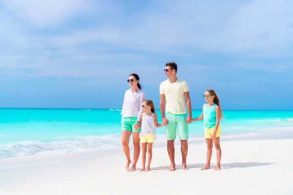 Vacaciones familiares en playa — Foto de Stock