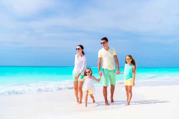 Familia joven de vacaciones en la playa. Concepto de viaje familiar —  Fotos de Stock