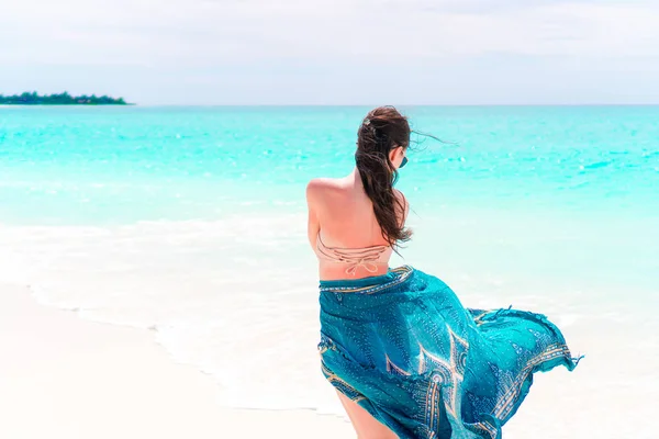 Hermosa mujer cuerpo bikini relajante en la cobertura fluida ropa de playa envoltura de moda sobre fondo océano puesta del sol . — Foto de Stock