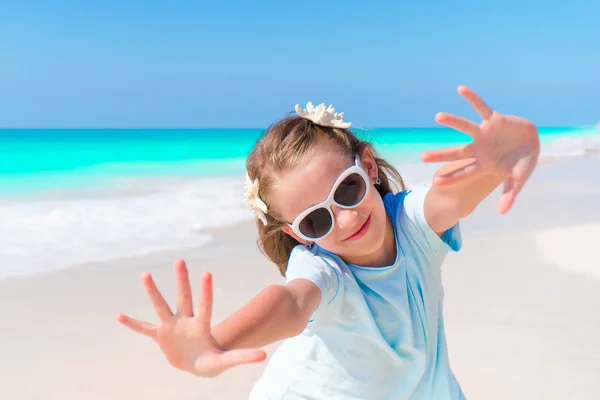 Retrato de niña adorable en la playa durante las vacaciones de verano —  Fotos de Stock