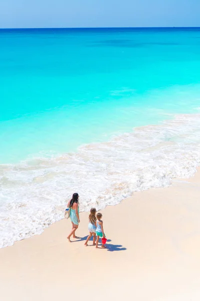Adorable little girls and young mother on white beach. View to the family and ocean from above — Stock Photo, Image