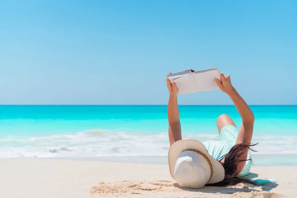 Νεαρή γυναίκα διαβάζοντας το βιβλίο ψέματα τροπική παραλία με λευκή — Φωτογραφία Αρχείου