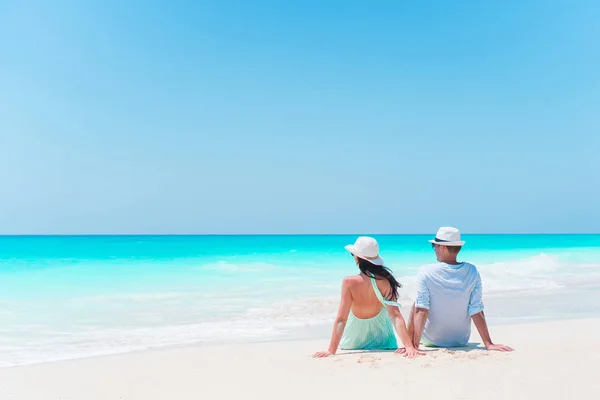 Молода пара на білому пляжі під час літніх канікул. Щасливі коханці насолоджуються медовим місяцем. Сімейний пляжний відпочинок — стокове фото