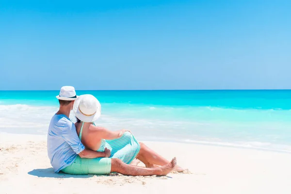 Young couple on white beach during summer vacation. Happy lovers enjoy their honeymoon — Stock Photo, Image