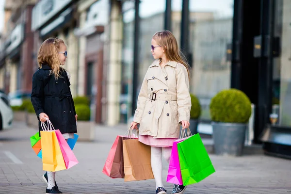 Barnen på påsar promenader i staden utomhus — Stockfoto