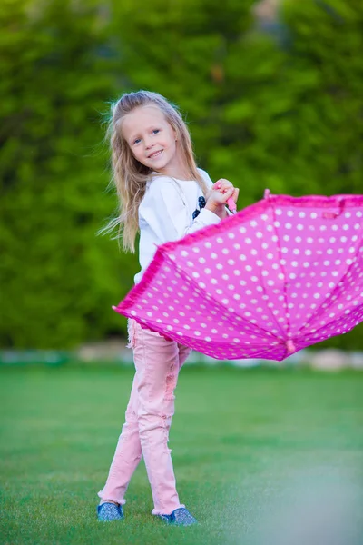 Kleines entzückendes Mädchen im Freien mit Regenschirm — Stockfoto