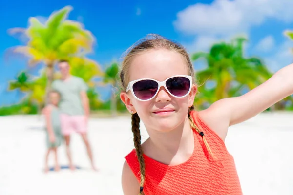 Porträt eines entzückenden kleinen Mädchens im Strandurlaub, das Spaß hat — Stockfoto