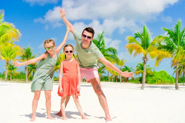 Baba ve küçük kızı beyaz Beach palm Grove eğleniyor. Aile tatil — Stok fotoğraf