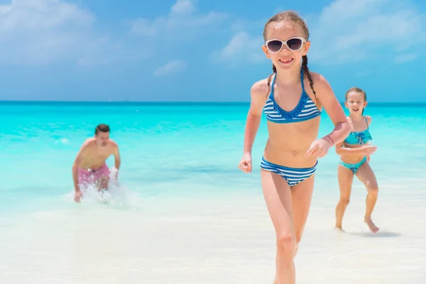 Kleine meisjes en gelukkig papa plezier aan de kust. Close-up de jongste dochter op het strand — Stockfoto