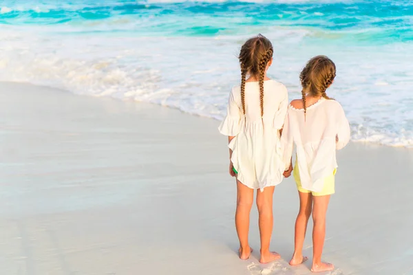 Adorabili bambini piccoli insieme in vacanza al mare — Foto Stock