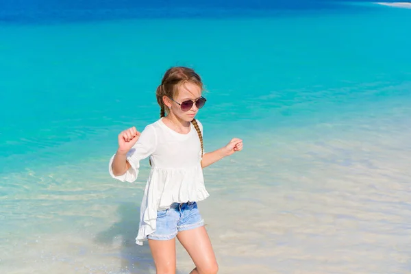 Πορτρέτο του αξιολάτρευτο μικρό κορίτσι στην παραλία στο καλοκαιρινές διακοπές — Φωτογραφία Αρχείου