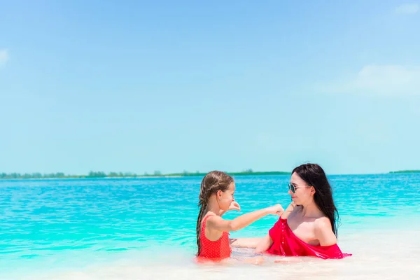 Little cute girl and young mother at tropical beach — Stock Photo, Image