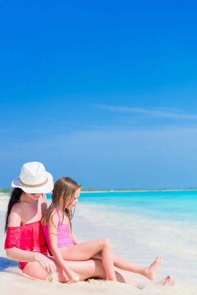 Niña y madre joven en la playa tropical. Vacaciones familiares en playa — Foto de Stock