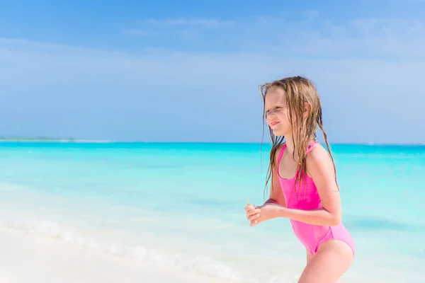 Glad bedårande liten flicka promenader på den vita stranden — Stockfoto