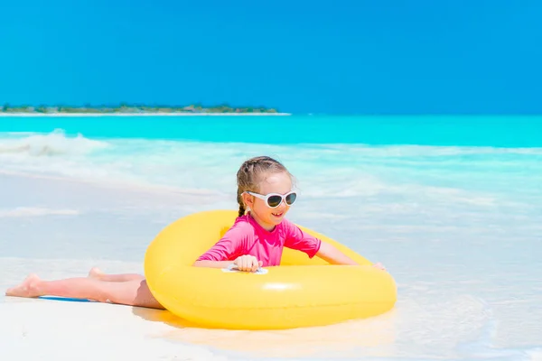 Menina adorável com espirrar círculo de borracha inflável. Criança se divertindo nas férias ativas de verão — Fotografia de Stock