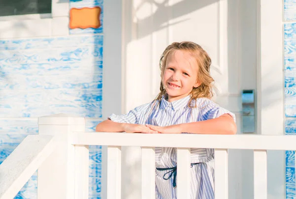 Schattig meisje op een houten brug op hun weg naar een tropisch wit strand en turquoise Oceaan — Stockfoto