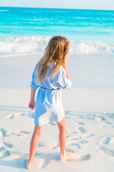 Rear view of little girl at beach on summer vacation — Stock Photo, Image