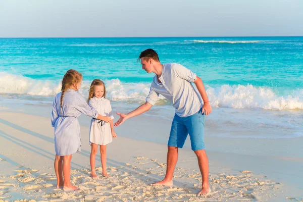 爸爸和孩子们在加勒比岛上的白色热带海滩上行走的家庭 — 图库照片