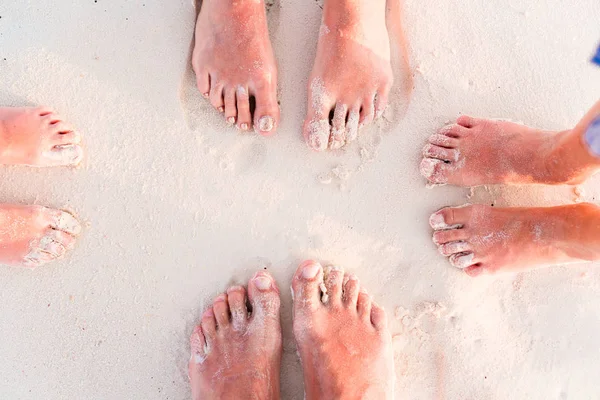 Close-up dos pés da família na praia de areia branca — Fotografia de Stock