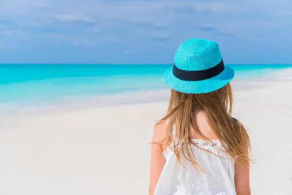 Bakifrån av liten flicka på stranden på sommarsemester — Stockfoto