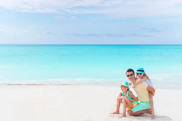 Семья на белом тропическом пляже на Карибском острове. Отец и маленькие дочери на берегу моря — стоковое фото