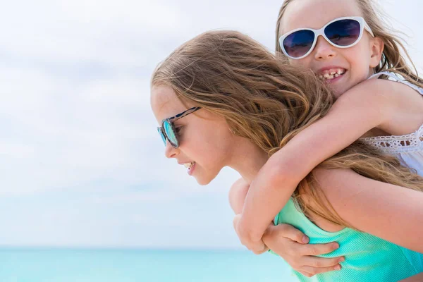 Retrato de adorables niños pequeños juegan juntos en la playa —  Fotos de Stock