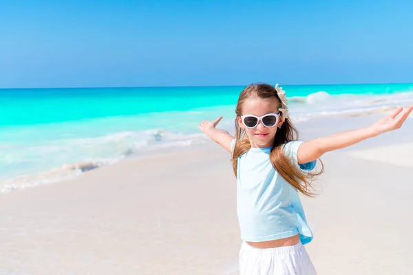 Yaz tatilinde sahilde küçük sevimli bir kızın portresi. — Stok fotoğraf