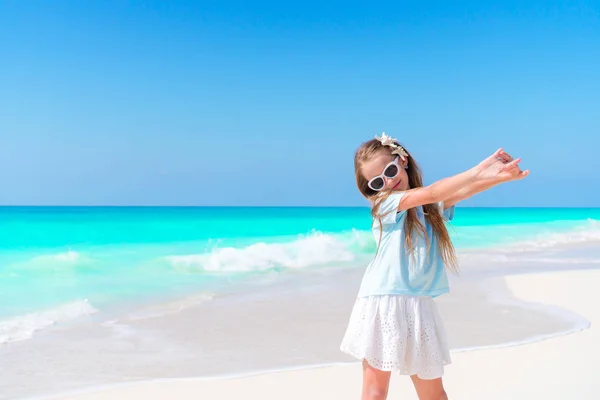 Retrato de adorable niña al aire libre en la hermosa playa tropial — Foto de Stock