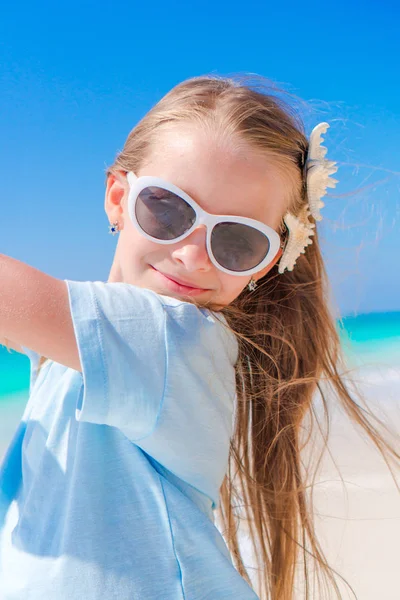 Portrait d'adorable petite fille à la plage pendant les vacances d'été — Photo