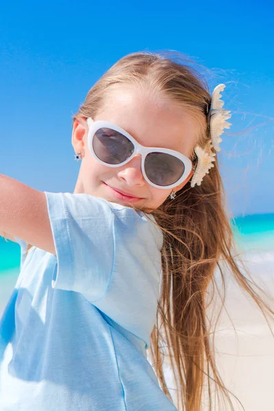 Retrato de niña adorable en la playa durante las vacaciones de verano —  Fotos de Stock