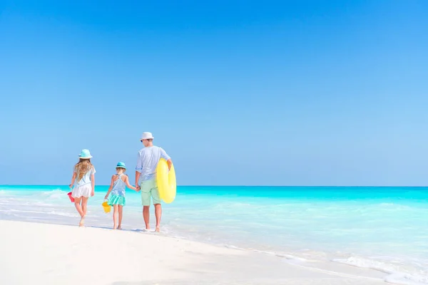 Familie van de vader en kinderen lopen op witte tropisch strand op Caribische eiland — Stockfoto